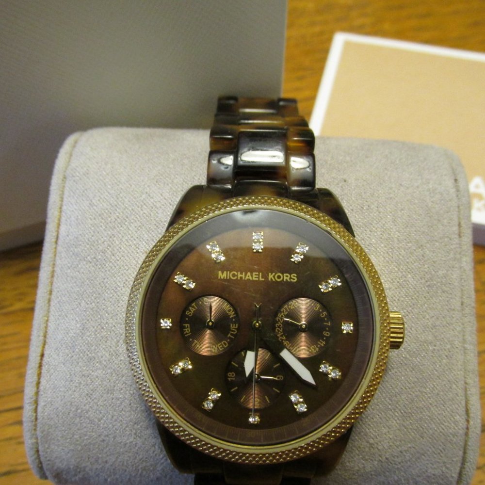 A16-Michael Kors Runway Pavé Gold-Tone Tortoise Shell Acetate MK5038 box & Book - Picture 4 of 7